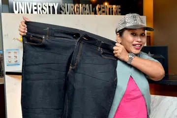 DULU SAIZ 4XL, KINI L: Dengan berat badan yang mencecah hampir 100 kilogram dan atas nasihat doktor, Cik Zubaidah Hassan Basri sedar dalam usia yang doktor sifatkan agak muda, beliau tidak sepatutnya bergantung pada banyak ubat serta asyik perlu temui ramai doktor bagi menangani masalah kesihatan berkaitan dengan berat badannya yang berlebihan. - Foto M.O. SALLEH
