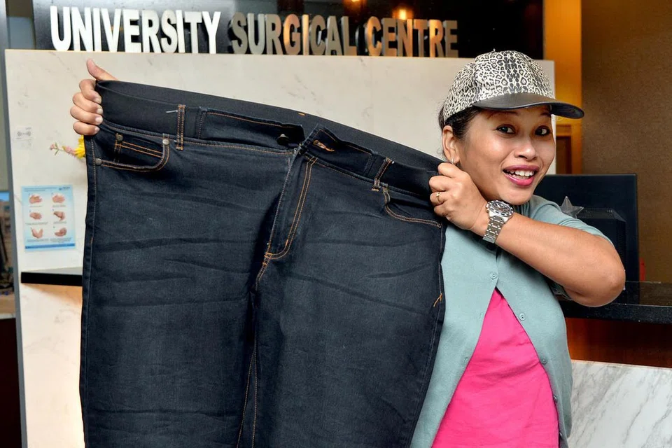 DULU SAIZ 4XL, KINI L: Dengan berat badan yang mencecah hampir 100 kilogram dan atas nasihat doktor, Cik Zubaidah Hassan Basri sedar dalam usia yang doktor sifatkan agak muda, beliau tidak sepatutnya bergantung pada banyak ubat serta asyik perlu temui ramai doktor bagi menangani masalah kesihatan berkaitan dengan berat badannya yang berlebihan. - Foto M.O. SALLEH