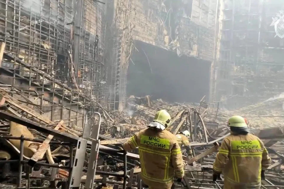 Para pekerja kementerian kecemasan Russia menjalankan kerja-kerja pembersihan ekoran serangan maut ketika berlangsung konsert di Dewan Bandaraya Crocus, Moscow, pada 23 Mac.