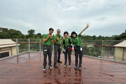Fasilitator Colugo Camp yang terdiri daripada (dari kiri) Shahkir, Michael, Kyler, dan Carol, sentiasa bersedia membantu penginap menikmati pengalaman ‘glamping’ dengan lebih selesa dan menyeronokkan.
