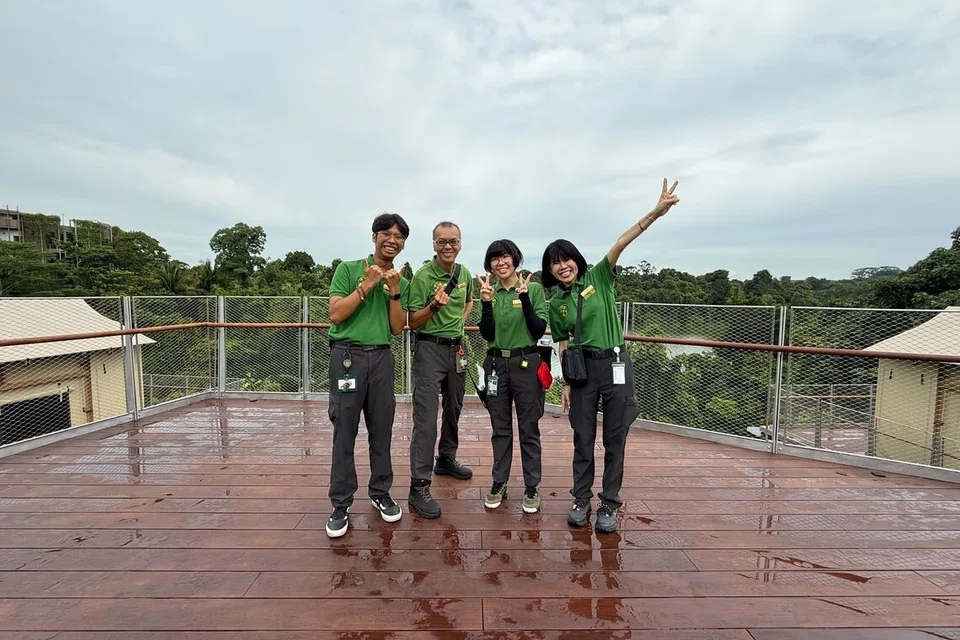 Fasilitator Colugo Camp yang terdiri daripada (dari kiri) Shahkir, Michael, Kyler, dan Carol, sentiasa bersedia membantu penginap menikmati pengalaman ‘glamping’ dengan lebih selesa dan menyeronokkan.