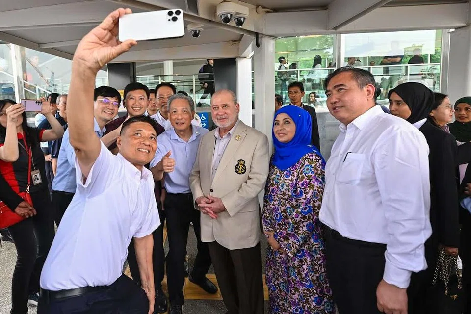 Yang di-Pertuan Agong, Sultan Ibrahim (tengah), melawat Laluan Thomson-East Coast bersama  Raja Permaisuri Agong, Raja Zarith Sofiah (dua dari kanan), pada 7 Mei. Turut bersama adalah Menteri Pengangkutan Malaysia, Encik Anthony Loke (kanan); Menteri Pengangkutan, Encik Chee Hong Tat (dua dari kiri); dan Pengarah SMRT Corporation Ltd, Encik Abu Bakar Mohd Nor (hadapan).