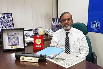 LAHIRKAN HARAPAN: Encik Abdul Qadir berharap perniagaannya akan kembali rancak dengan lebih ramai warga Singapura berbelanja di seberang Tambak. - Foto ihsan ABDUL QADIR ABDUL RAHIM