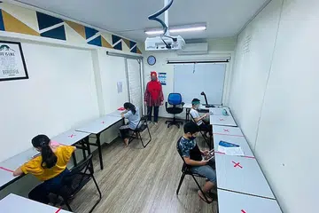 BUAT PENYESUAIAN: Pusat tuisyen EduReach melakukan banyak penyesuaian dalam bilik darjah apabila dibuka semula dan kini memanfaatkan teknologi untuk menawarkan kelainan kepada para pelanggannya. - Foto ihsan SHARIFAH MOHD KASSIM