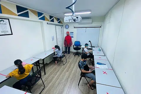 BUAT PENYESUAIAN: Pusat tuisyen EduReach melakukan banyak penyesuaian dalam bilik darjah apabila dibuka semula dan kini memanfaatkan teknologi untuk menawarkan kelainan kepada para pelanggannya. - Foto ihsan SHARIFAH MOHD KASSIM