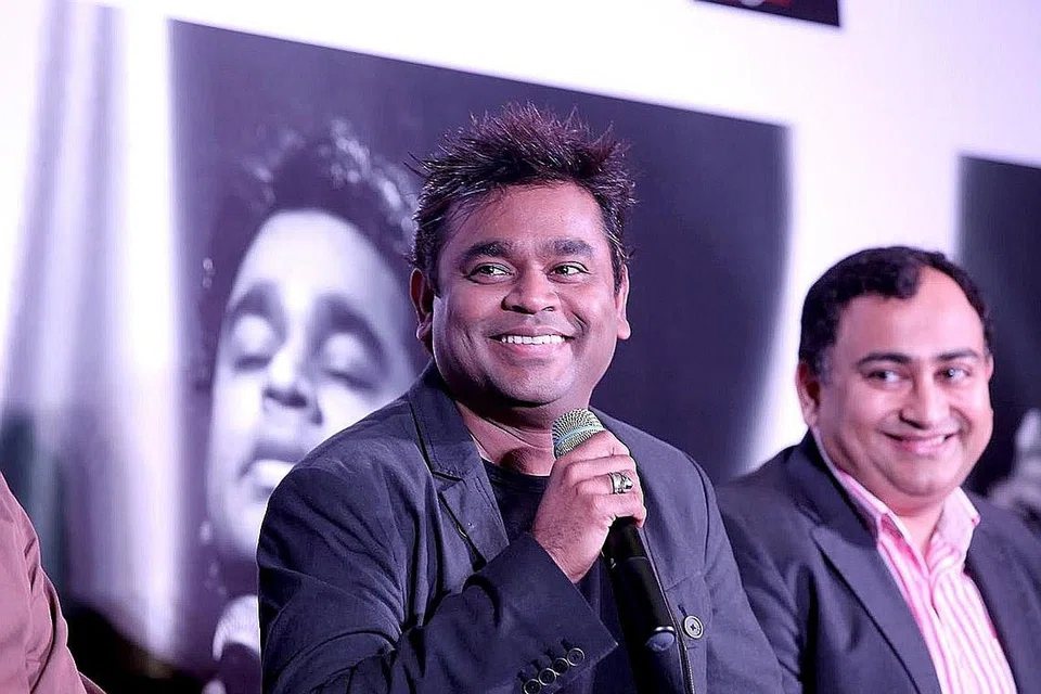 DIIKTIRAF: Omar Shariff pelakon Islam pertama mendapat pencalonan dalam Anugerah Academy, bagi Pelakon Terbaik, menerusi filem Lawrence of Arabia pada 1962. Sedang beliau tidak memenaginya, A. R. Rahman (atas) memenangi kategori Skor Asli Terbaik bagi Filem menerusi Slumdog Millionaire pada 2008. - Foto DMLLIVE