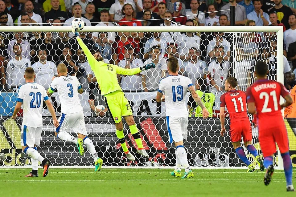 Penjaga gol Slovakia, Matus Kozacik, menyelamatkan bola dalam perlawanan Euro 2016 menentang England di Stadium Geoffroy-Guichard di Saint-Etienne pada 20 Jun. 