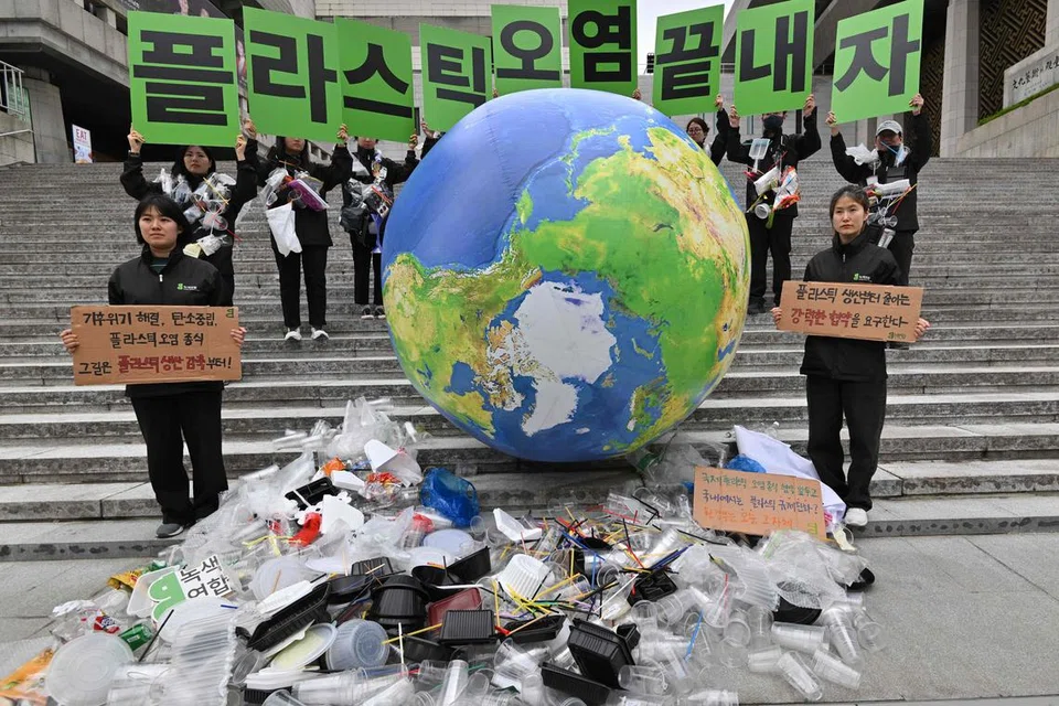 Aktivis Alam Sekitar di Korea Selatan memegang sepanduk yang menyatakan, ‘Mari Kita Akhiri Pencemaran Plastik!’ semasa berkempen sempena Hari Bumi. 