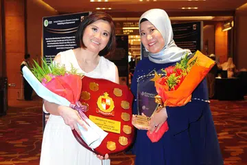 DAPAT PENGIKTIRAFAN: Cik Zhang Shupei (kiri) telah dianugerahkan Anugerah Ibu Teladan 2023 dan Cik Siti Fatinnurain Musa (kanan) telah menerima Anugerah Ibu Teladan Muda 2023 anjuran Jamiyah di Sands Expo and Convention Centre pada Sabtu.