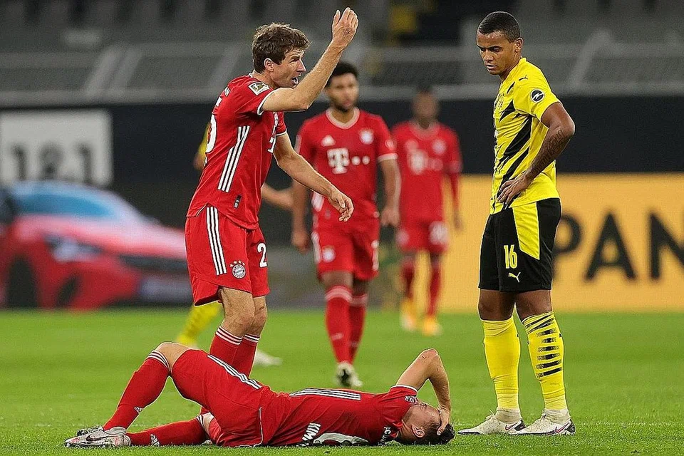 TIDAK BERAKSI HINGGA JANUARI: Pemain midfield Bayern Munich Joshua Kimmich (terlantar di padang) selepas mengalami kecederaan pada lutut kanan dalam kemenangan 3-2 Bayern ke atas musuh ketat Borussia Dortmund Sabtu lalu. - Foto EPA-EFE