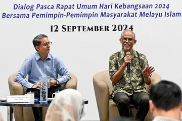 (Dua dari kanan) Menteri Pembangunan Sosial dan Keluarga merangkap Menteri Kedua Kesihatan dan juga Menteri Bertanggungjawab bagi Ehwal Masyarakat Islam, Encik Masagos Zulkifli Masagos Mohamad; Menteri Negara (Ehwal Dalam Negeri merangkap Pembangunan Negara), Profesor Madya Dr Muhammad Faishal Ibrahim;  (dua dari kiri); dan Anggota Parlimen (AP) GRC Bishan-Toa Payoh, Encik Saktiandi Supaat (paling kanan) mendengar kebimbangan peserta di Dialog Pasca Rapat Umum Hari Kebangsaan (NDR) pada malam 12 September di Wisma Geylang Serai. Turut bersama mereka adalah moderator dialog Encik Muhammad Harmizan Abdul Hamid (paling kiri).