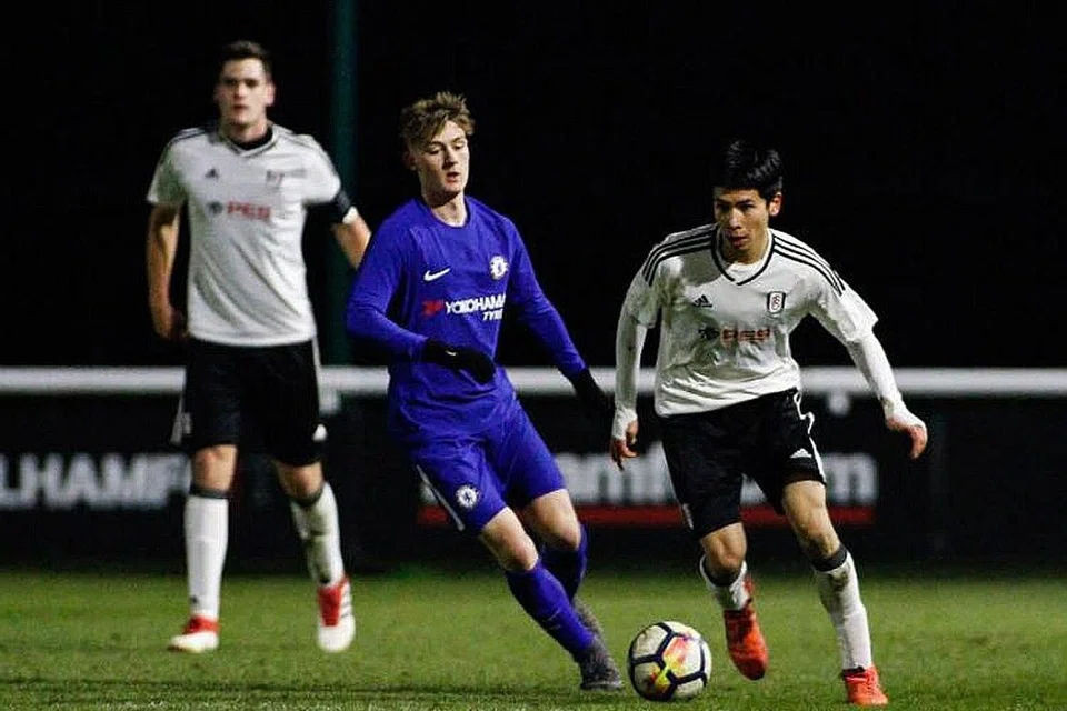 MAHU SETANDING: Ben Davis mahu bekerja keras untuk setanding dengan rakan-rakan dalam Fulham. Kelihatan (gambar atas) Ben (di kanan) bermain dengan dua anggota Fulham. - Foto FULHAM FC dan fail