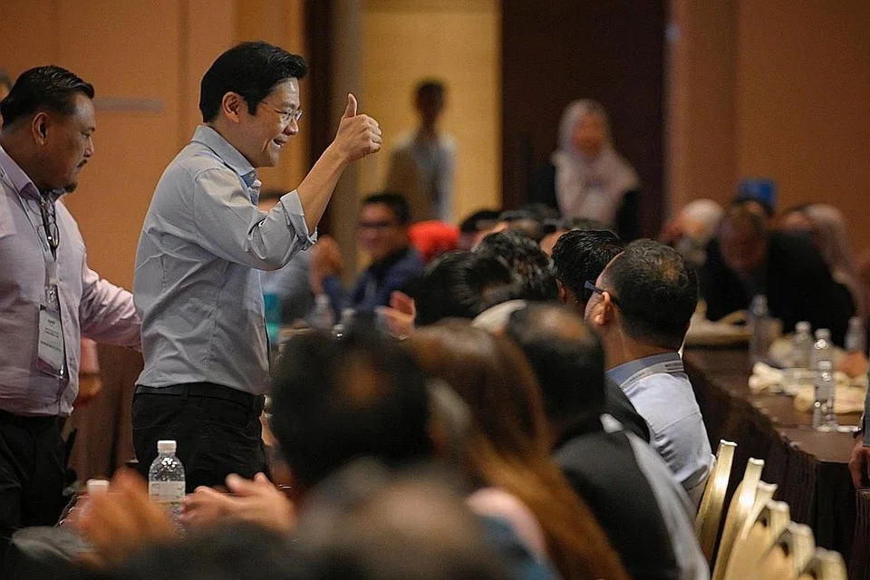 TETAMU TERHORMAT: Timbalan Perdana Menteri, Encik Lawrence Wong, yang dilihat bersama Pengerusi AMP, Dr Md Badrun Nafis Saion (paling kiri), disambut hadirin apabila tiba di Konvensyen Nasional ke-4 AMP yang diadakan di Max Atria @ Singapore Expo semalam. - Foto BM oleh MARK CHEONG