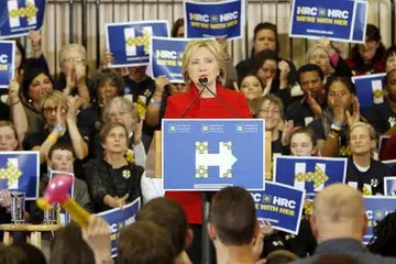 GIAT BERKEMPEN: Cik Hillary Clinton (berbaju merah) berucap sewaktu berkempen di West Des Moines, Iowa, dengan menggesa pengundi supaya memberinya peluang menjadi calon Presiden bagi Parti Demokrat. - Foto REUTERS