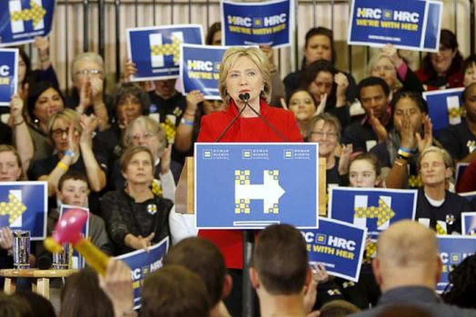 GIAT BERKEMPEN: Cik Hillary Clinton (berbaju merah) berucap sewaktu berkempen di West Des Moines, Iowa, dengan menggesa pengundi supaya memberinya peluang menjadi calon Presiden bagi Parti Demokrat. - Foto REUTERS