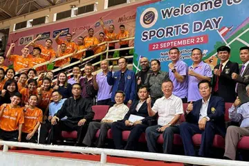(Baris pertama, kelima dari kiri) Presiden Persekutuan Sepak Takraw Asia (Astaf), Encik Abdul Halim Kader, telah ke Gimnasium Pusat Sukan Nakorn Pathom, yang merupakan lokasi rasmi untuk pertandingan sepak takraw Sukan SEA Ke-33 di Thailand. Beliau berpuas hati dengan kualiti, keluasan dan kemudahan yang disediakan di lokasi tersebut.