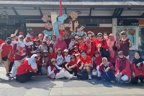 SAHUT CABARAN: Cik Sapiah kumpulan JustWalkJer bersedia menyahut cabaran mengikut jejak laluan yang disenaraikan oleh program GameOn Nila. - Foto JUSTWALKJER
