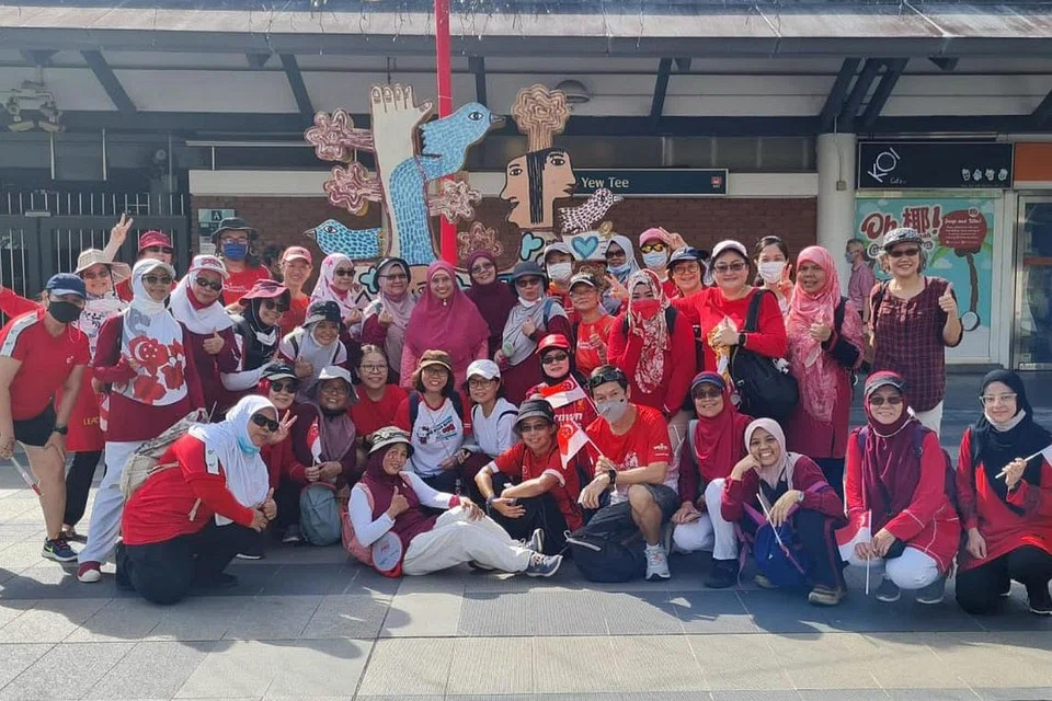 SAHUT CABARAN: Cik Sapiah kumpulan JustWalkJer bersedia menyahut cabaran mengikut jejak laluan yang disenaraikan oleh program GameOn Nila. - Foto JUSTWALKJER