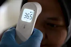 UKUR SUHU BADAN: Pemeriksaan suhu badan bagi mengesan gejala Covid-19 yang dikaitkan dengan demam, batuk, hidung berair dan sakit tekak. 