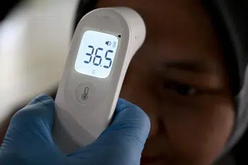 UKUR SUHU BADAN: Pemeriksaan suhu badan bagi mengesan gejala Covid-19 yang dikaitkan dengan demam, batuk, hidung berair dan sakit tekak. 