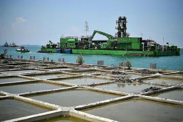 BERSINAR: Beberapa projek yang akan mendorong sektor binaan ialah pembinaan pelabuhan mega Tuas, Daerah Tasik Jurong dan peluasan dua resort bersepadu. - Foto fail