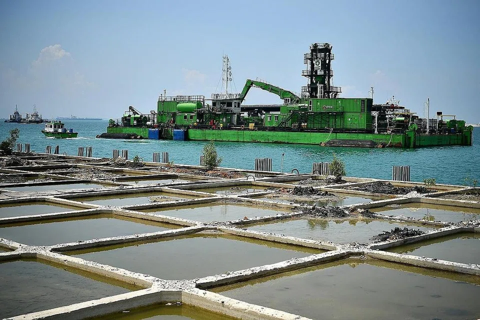 BERSINAR: Beberapa projek yang akan mendorong sektor binaan ialah pembinaan pelabuhan mega Tuas, Daerah Tasik Jurong dan peluasan dua resort bersepadu. - Foto fail