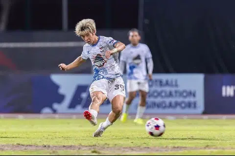 Pemain tengah Albirex Niigata, Ryang Hyon Ju, menyumbang dua gol dalam kemenangan besar 4-0 ketika menentang Hougang United pada 19 April.