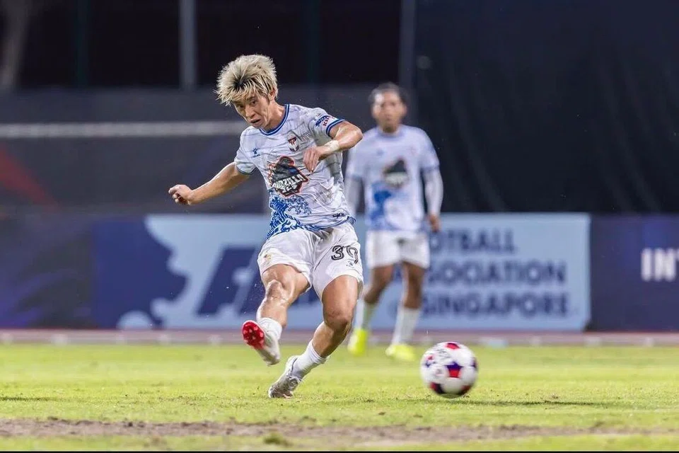 Pemain tengah Albirex Niigata, Ryang Hyon Ju, menyumbang dua gol dalam kemenangan besar 4-0 ketika menentang Hougang United pada 19 April.