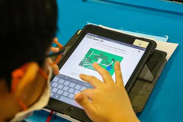 GUNA WADAH DIGITAL: Permainan komputer telah dibangunkan untuk murid darjah 4 hingga 6 untuk digunakan semasa pelajaran watak dan kewarganegaraan dan mengandungi enam adegan dan 52 tugasan untuk diselesaikan oleh murid. - Foto hiasan
