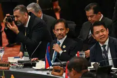 Sultan Brunei, Sultan Hassanal Bolkiah (tengah), berada di Malaysia bersama pemimpin Asean lain yang menghadiri pertemuan pada 27 Mei dengan Perdana Menteri China dan para kenamaan dari Majlis Kerjasama Teluk (GCC).