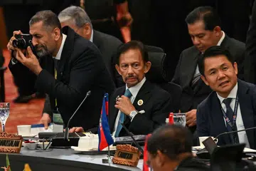 Sultan Brunei, Sultan Hassanal Bolkiah (tengah), berada di Malaysia bersama pemimpin Asean lain yang menghadiri pertemuan pada 27 Mei dengan Perdana Menteri China dan para kenamaan dari Majlis Kerjasama Teluk (GCC).