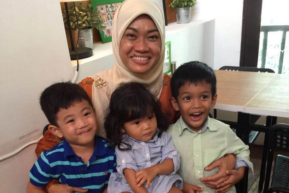 KELUARGA: Sementara beliau menumpukan perhatian sepenuhnya kepada tugas semasa di tempat kerja, Cik Zuraidah juga memberi tumpuan sepenuhnya kepada keluarga apabila bersama mereka. Bersama beliau ialah (dari kiri) anak saudaranya, Alexander, serta cucu saudaranya, Iman Athena dan Adam. - Foto ihsan NURDIANA ZULKEPLI 