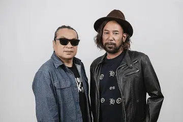 DUO HEBAT: Moliano (kiri), pemain gitar dari Lovehunters ini sekali lagi bekerjasama dengan Ryzall Noh untuk lagu 'Kalimah Cinta'. - Foto TRENAF STUDIO