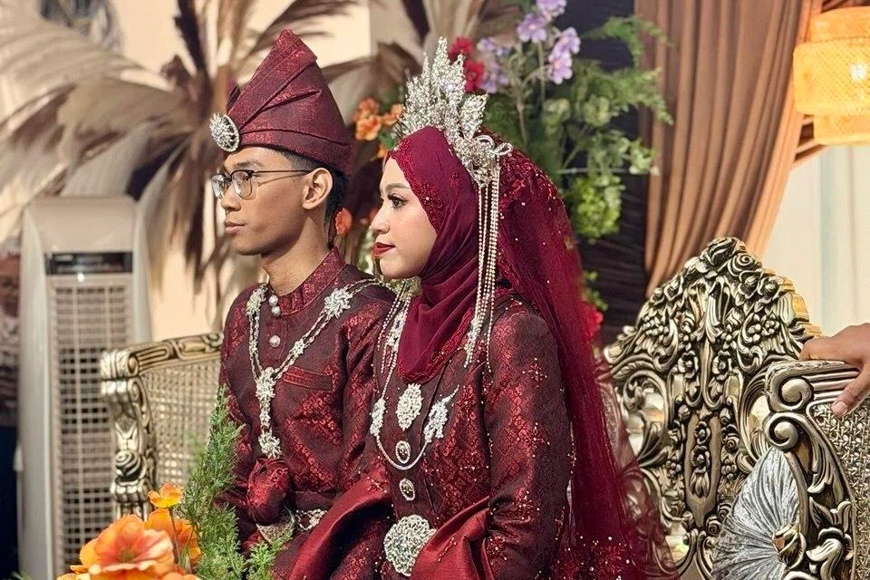 Diinspirasi oleh majlis perkahwinan Melayu tradisional, Cik Putri Kamilah Yunus, bersama suaminya, Encik Adib Abqari Abdul Razak, memilih mengadakan majlis persandingan di kolong Blok 711, Jurong West Street 71, pada 7 Jun lalu, dengan kehadiran sekitar 1,300 tetamu.