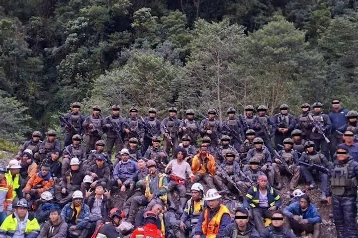 Tentera Indonesia menyelamatkan 18 pekerja yang dikepung kumpulan bersenjata selama tiga hari di sebuah pos operasi lombong emas dan tembaga milik Freeport Indonesia di wilayah Papua yang bergolak. 