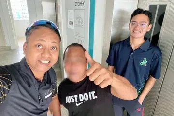 (Dari kiri) Encik Mohammed Nurizham Shah Abdullah; rakan bimbingannya; dan anak Encik Nurizham, Encik Muhammad Musa Mohammed Nurizham Shah, 18 tahun semasa projek Agihan Pra-Ramadan Fitrah pada Mac 2024.