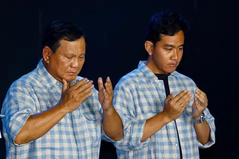 Pasangan Encik Prabowo Subianto (kiri) dan  Encik Gibran Rakabuming Raka semakin hampir rasmi menang dalam Pilihan Raya Presiden dan dijangka dirasmikan pada Oktober 2024.