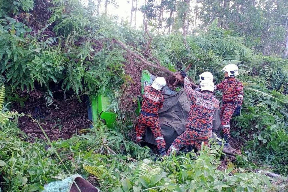 Anggota Jabatan Bomba dan Penyelamat Malaysia berusaha mengeluarkan mangsa dalam kereta Proton Saga yang terbabit dalam nahas yang mengorbankan dua nyawa di Sipitang, Sabah, pada 14 Februari. 
