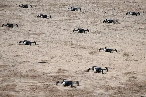Dron Teknologi Sistem Udara Berbilang Kawalan Kos Rendah (Locust) yang digunakan semasa Latihan Wallaby 2025. 