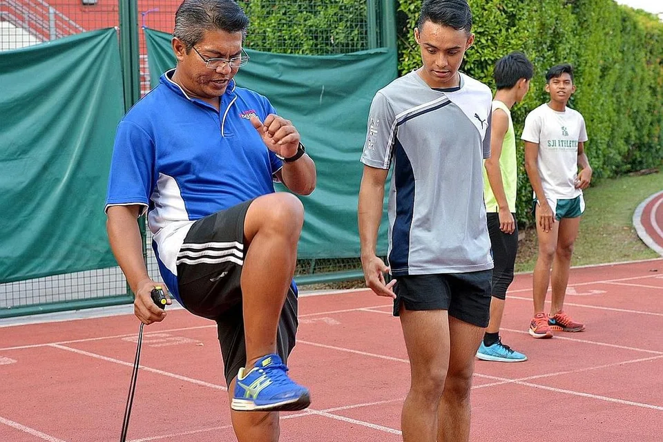 KEPUASAN YANG TIADA BANDINGANNYA: Hosni turut memberi tunjuk ajar kepada atlitnya, Suhairi Suhani, yang dipilih beraksi di Sukan Paralimpik Rio yang lalu. - Foto fail