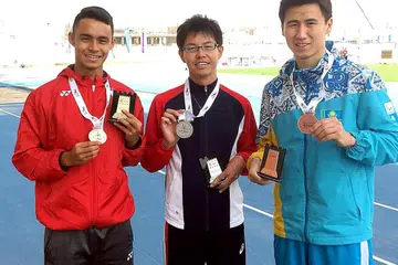 SYABAS CEMERLANG: Suhairi Suhani (kiri) menunjukkan pingat emas Kejohanan Para-Atletik Dunia yang berlangsung di Dubai semasa bergambar dengan dua pesaing utamanya - pemenang perak, Nozomu Detohata (tengah) dan pemenang gangsa Amanat Kalkayev. - Foto MUHAMAD HOSNI MUHAMAD.