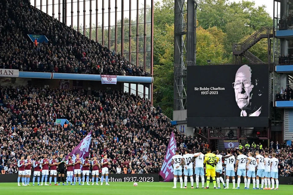 KEHILANGAN BESAR: Pemain memberi penghormatan kepada pemain legenda England, mendiang Bobby Charlton, yang dipaparkan wajahnya pada skrin, sebelum perlawanan antara Aston Villa dengan West Ham United di stadium Villa Park di Birmingham, pada Ahad.