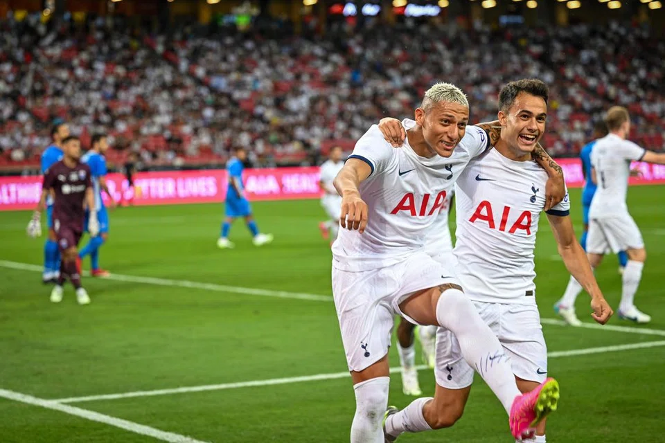 WIRA HAT-TRIK: Penyerang Brazil Spurs, Richarlison (berbaju putih, kiri), menyambut golnya dengan rakan sepasukan Sergio Reguilon. Beliau menjaringkan hat-trik  dalam perlawanan Liga Tiger ketika menentang Lion City Sailors di Stadium Nasional pada Rabu malam.