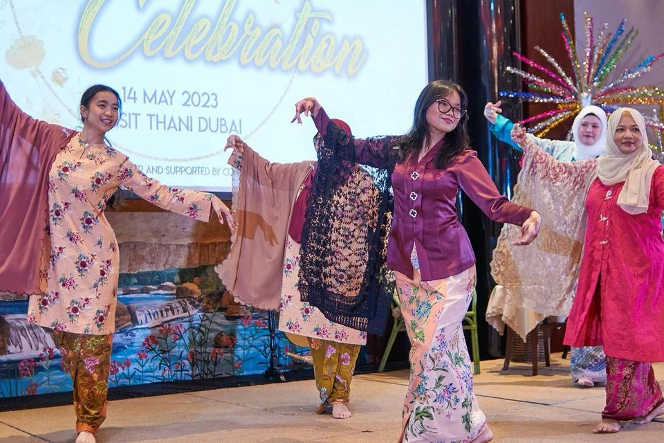 MASYARAKAT MELAYU DI DUBAI: Cik Tohfah Jumadi (berbaju ungu) aktif menyertai kegiatan Kumpulan Melayu Muslim Singapura (SMG) di Dubai. Antaranya dalam persembahan kebudayaan sewaktu perjumpaan Hari Raya bagi penduduk Melayu di Dubai.