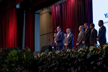 Perdana Menteri Malaysia, Datuk Seri Anwar Ibrahim (depan), meminta semua pihak berhenti mempertikaikan keputusan Lembaga Pengampunan dan menghormati hak Yang di-Pertuan Agong untuk memuktamadkan keputusan pengurangan hukuman mantan Perdana Menteri, Najib Tun Razak. 