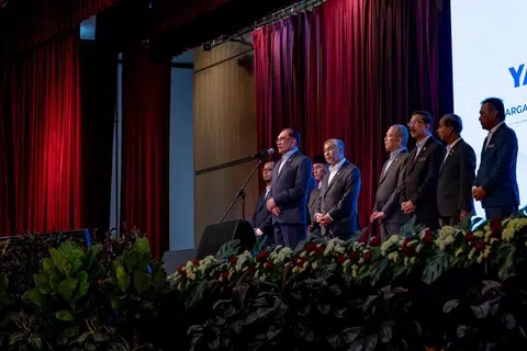 Perdana Menteri Malaysia, Datuk Seri Anwar Ibrahim (depan), meminta semua pihak berhenti mempertikaikan keputusan Lembaga Pengampunan dan menghormati hak Yang di-Pertuan Agong untuk memuktamadkan keputusan pengurangan hukuman mantan Perdana Menteri, Najib Tun Razak. 