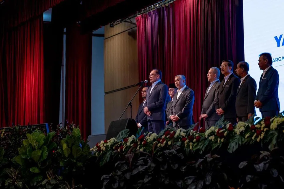 Perdana Menteri Malaysia, Datuk Seri Anwar Ibrahim (depan), meminta semua pihak berhenti mempertikaikan keputusan Lembaga Pengampunan dan menghormati hak Yang di-Pertuan Agong untuk memuktamadkan keputusan pengurangan hukuman mantan Perdana Menteri, Najib Tun Razak. 