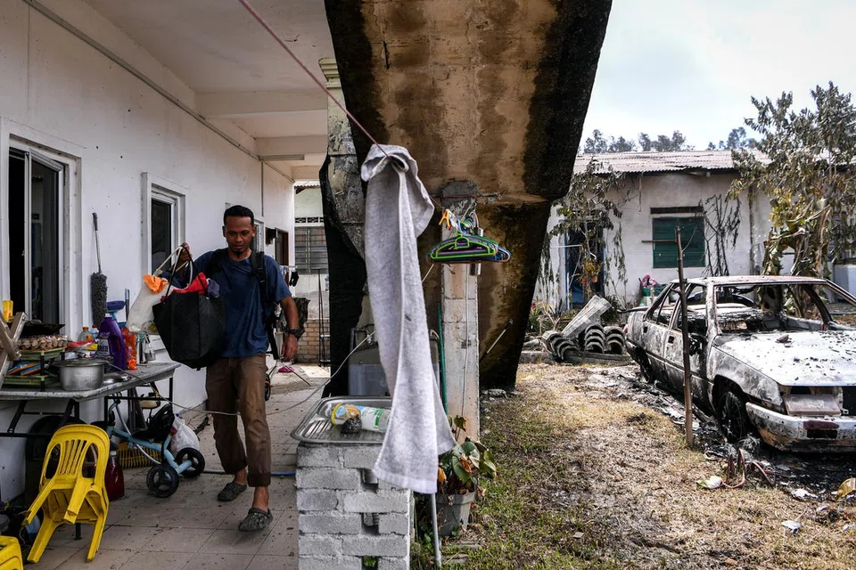 Seorang penduduk berdekatan tapak kejadian mengambil barang peribadi selepas kediamannya terjejas akibat kebakaran saluran paip gas di Kampung Kuala Sungai Baru.