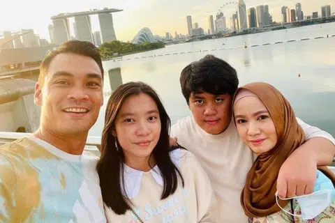 Hisyam Hamid (kiri) perlu menjaga hati anak-anaknya, Nurish Syameliah (dua dari kiri) dan Hayden (dua dari kanan) sebelum mengulas status hubungannya dengan isterinya, Rosmawati Hanafi (Mel).