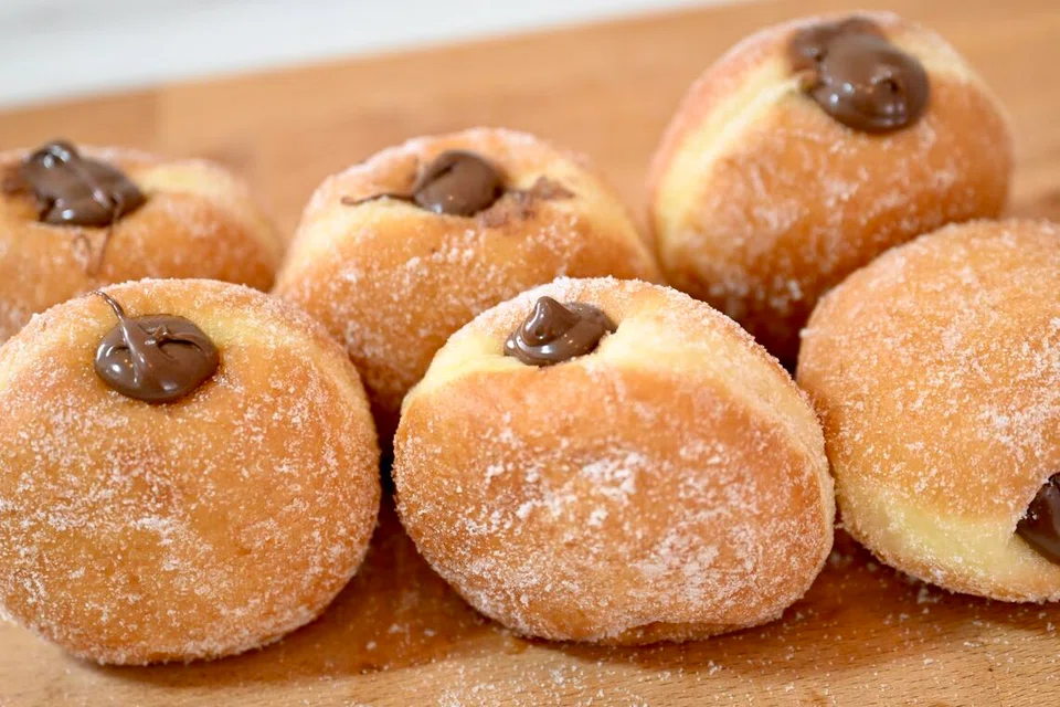Bombolinis dari jenama terkenal Bakes by NY yang kini boleh dipesan di TikTok Live menerusi jenama Ninetynyne.